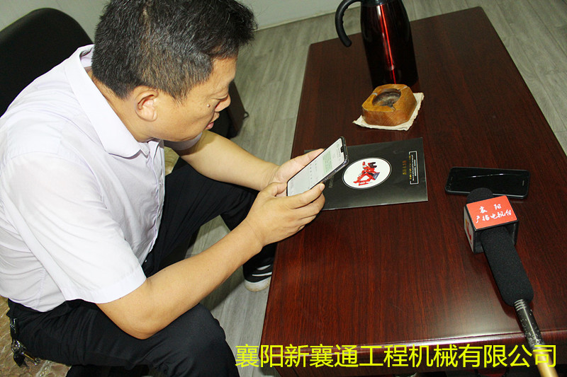 小型扒渣機.jpg 扒渣機廠家領導3.jpg